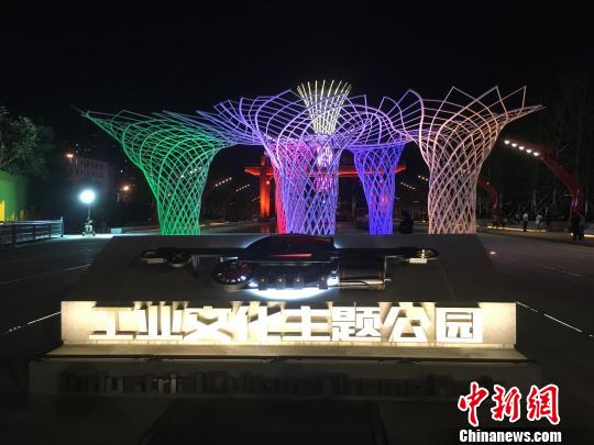 夜晚，奧運(yùn)“五色樹”的燈光?！「呒t超 攝