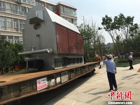 公園內(nèi)陳列著臥式蒸汽鍋爐等工業(yè)產(chǎn)品。　高紅超 攝