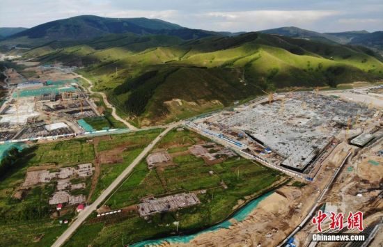 6月28日，航拍鏡頭下的河北張家口冬奧會(huì)太子城冰雪小鎮(zhèn)項(xiàng)目。太子城冰雪小鎮(zhèn)項(xiàng)目位于2022年冬奧會(huì)張家口賽區(qū)核心區(qū)，連接張家口賽區(qū)云頂和古楊樹兩個(gè)競賽場館群，建成后將承擔(dān)賽時(shí)核心區(qū)配套保障功能，提供冬奧頒獎(jiǎng)、貴賓接待、交通換乘、休閑娛樂等服務(wù)，賽后將成為一座國際化四季度假小鎮(zhèn)。 中新社記者 楊艷敏 攝