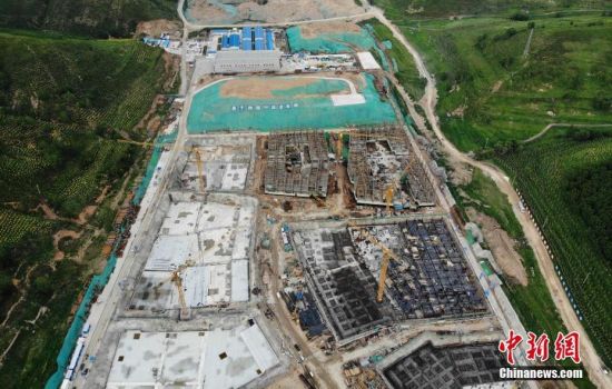 6月28日，航拍鏡頭下的河北張家口冬奧會(huì)太子城冰雪小鎮(zhèn)項(xiàng)目。太子城冰雪小鎮(zhèn)項(xiàng)目位于2022年冬奧會(huì)張家口賽區(qū)核心區(qū)，連接張家口賽區(qū)云頂和古楊樹兩個(gè)競賽場館群，建成后將承擔(dān)賽時(shí)核心區(qū)配套保障功能，提供冬奧頒獎(jiǎng)、貴賓接待、交通換乘、休閑娛樂等服務(wù)，賽后將成為一座國際化四季度假小鎮(zhèn)。 中新社記者 楊艷敏 攝