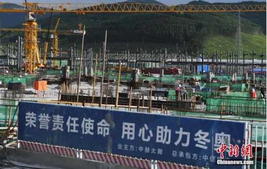 6月28日，河北張家口冬奧會(huì)太子城冰雪小鎮(zhèn)項(xiàng)目現(xiàn)場。太子城冰雪小鎮(zhèn)項(xiàng)目位于2022年冬奧會(huì)張家口賽區(qū)核心區(qū)，連接張家口賽區(qū)云頂和古楊樹兩個(gè)競賽場館群，建成后將承擔(dān)賽時(shí)核心區(qū)配套保障功能，提供冬奧頒獎(jiǎng)、貴賓接待、交通換乘、休閑娛樂等服務(wù)，賽后將成為一座國際化四季度假小鎮(zhèn)。 中新社記者 楊艷敏 攝