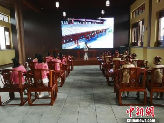 學(xué)生們?cè)诖笤瓡?shū)院誦讀國(guó)學(xué)經(jīng)典?！⊥貔i 攝