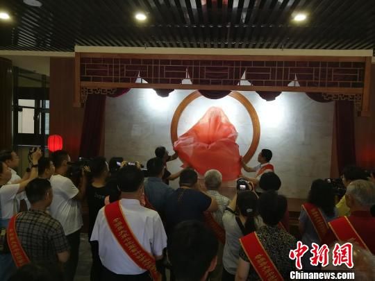 為董子石像揭幕?！⊥貔i 攝