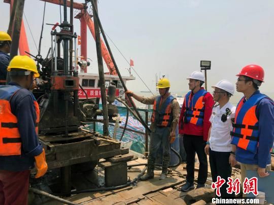 圖為勘察設(shè)計(jì)人員與常熟海事局執(zhí)法船在現(xiàn)場(chǎng)配合鉆探施工?！∥赫?攝