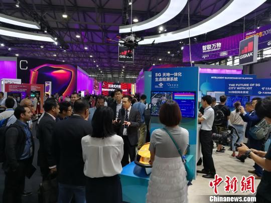 雄安新區(qū)展臺吸引不少眾多觀眾駐足關(guān)注。　任柏松 攝