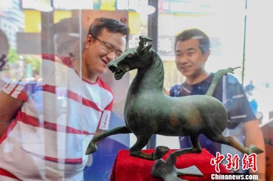 甘肅省博物館將榮登《國家寶藏》的文物銅奔馬和人頭形器口彩陶瓶搬到了絲路如意餐廳，讓顧客在餐廳內(nèi)就能近距離的和文物面對面。　鐘欣 攝