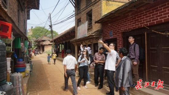 在尼泊爾，武漢市土地利用和城市空間規(guī)劃研究中心設(shè)計團隊現(xiàn)場踏勘。(武漢市土地利用和城市空間規(guī)劃研究中心 供圖)