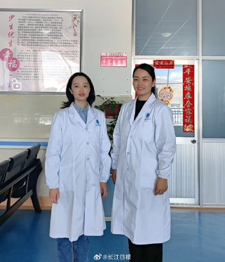 “有醫(yī)生嗎？有人暈倒了！”武漢協(xié)和醫(yī)院援藏醫(yī)療隊(duì)員聽(tīng)到呼救就沖了上去