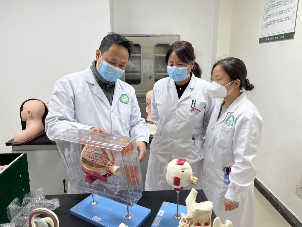 重慶援藏醫(yī)療專家開展“師帶徒”工作。