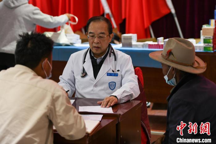 北京大學人民醫(yī)院心臟中心副主任、博士生導師王偉民為農(nóng)牧民問診?！〗w波 攝