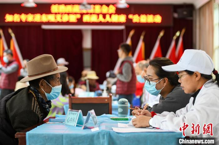 圖為9月11日，西藏日喀則桑珠孜區(qū)東嘎鄉(xiāng)義診現(xiàn)場?！〗w波 攝