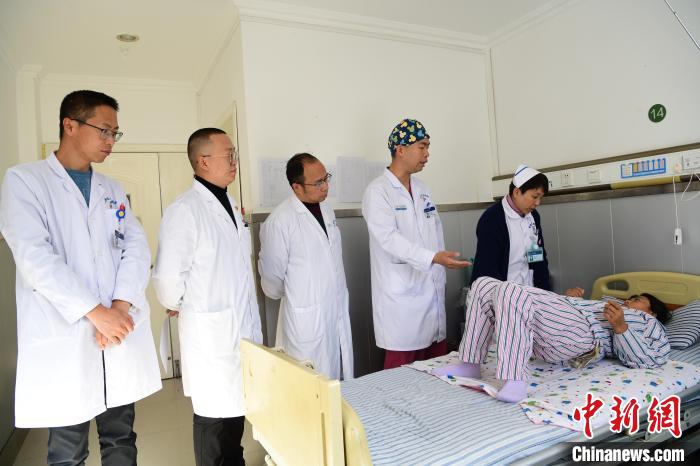 圖為何蔚副主任醫(yī)師(站右二)及團(tuán)隊(duì)術(shù)后指導(dǎo)患者進(jìn)行腰背肌鍛煉?！∝暩聛?lái)松 攝