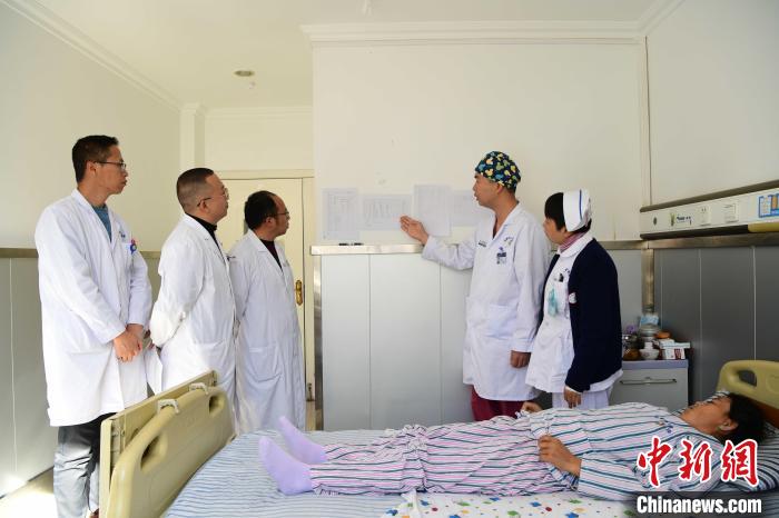 圖為何蔚副主任醫(yī)師(站右二)及團(tuán)隊(duì)術(shù)后對(duì)患者的肌肉訓(xùn)練、蛋白飲食等制定了每半日的康復(fù)計(jì)劃。　貢嘎來(lái)松 攝