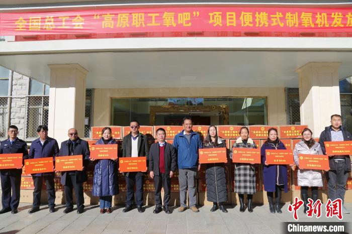 圖為發(fā)放儀式現(xiàn)場?！⊥趵?攝