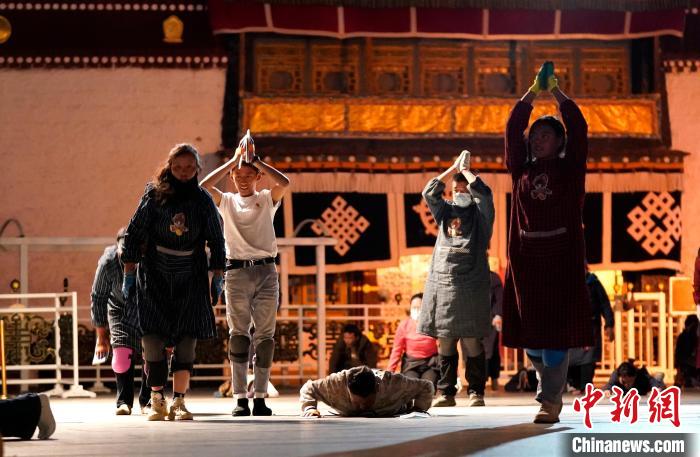 西藏拉薩:“薩嘎達(dá)瓦”迎來(lái)信眾朝拜高峰