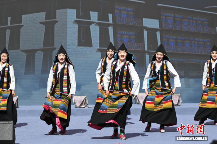 西藏“大地歡歌格?；ㄑ莩黾尽被菝裱莩鼍`放基層文化活力