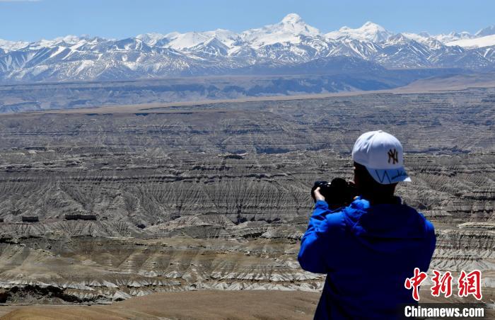 4月5日，游客在觀景臺(tái)拍攝札達(dá)土林?！±盍?攝
