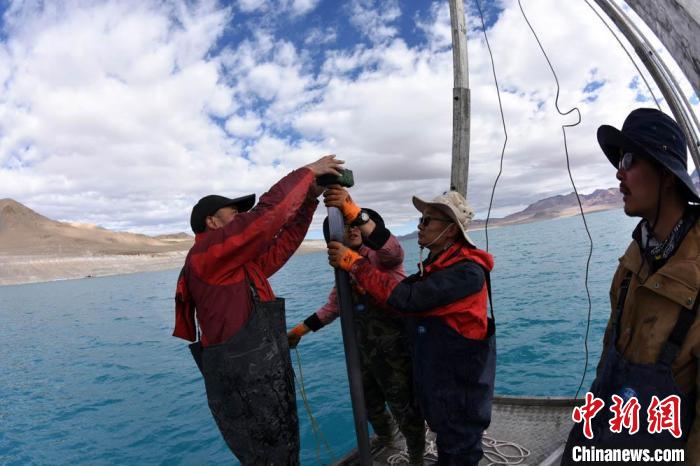科考隊(duì)員在湖泊鉆探平臺(tái)上包裝采集的巖芯樣品。　<a target='_blank' ><p  align=