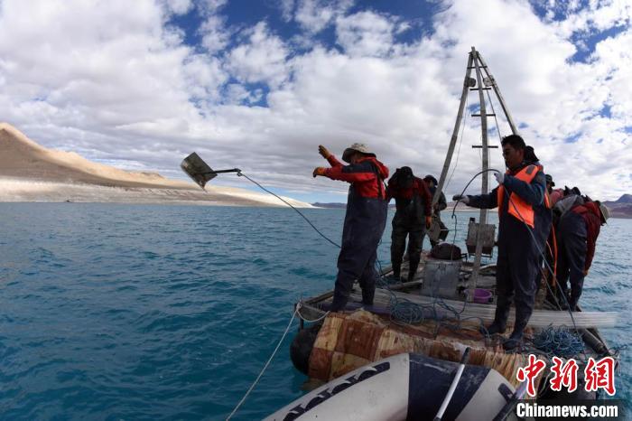科考隊(duì)員在湖泊鉆探平臺(tái)上拋固定平臺(tái)的錨?！?lt;a target='_blank' ><p  align=
