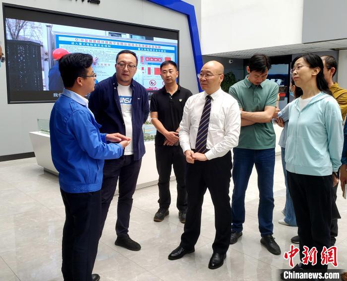 圖為全國政協(xié)委員、農(nóng)工黨青海省委主委王昆(中)在企業(yè)調(diào)研?！」鶟M福 供圖