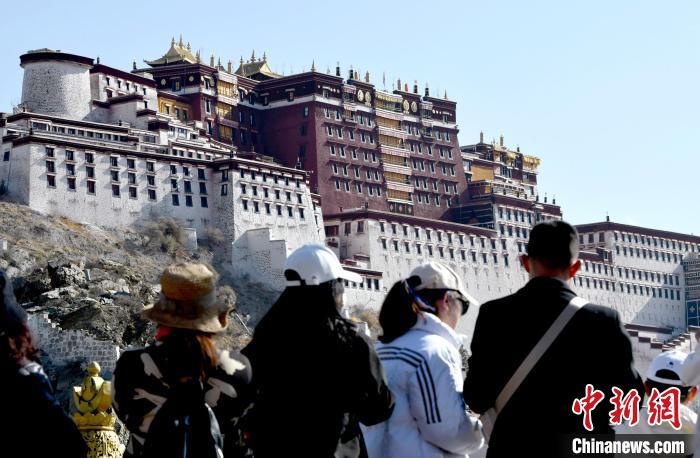 4月17日，游客在拉薩布達(dá)拉宮觀景臺(tái)拍照留念。　李林 攝