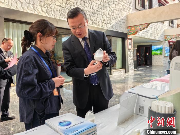 圖為簽約企業(yè)現(xiàn)場推介自己的產(chǎn)品。　趙延 攝