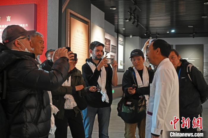 圖為中外媒體采訪西藏自治區(qū)藏醫(yī)院相關(guān)負(fù)責(zé)人。　趙朗 攝