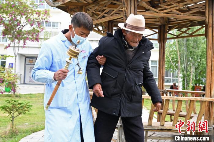 圖為曲松縣特困人員集中供養(yǎng)中心老人索朗歐珠?！≮w朗 攝