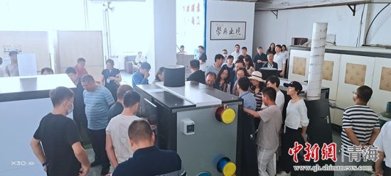 圖為行業(yè)內(nèi)人員進(jìn)行項目參觀。 活動主辦方供圖