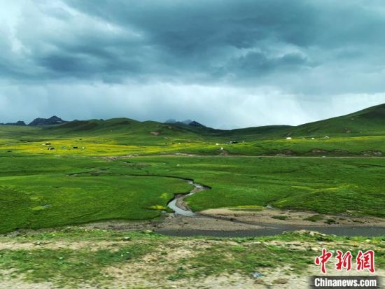 自2005年啟動三江源生態(tài)保護和建設工程以來，果洛州共治理黑土灘315.11萬畝，使果洛州生態(tài)環(huán)境15年來得到明顯好轉(zhuǎn)?！O睿 攝