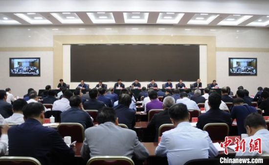  圖為青海省生態(tài)環(huán)境保護(hù)警示教育大會現(xiàn)場?！?zhí)砀！z 　　