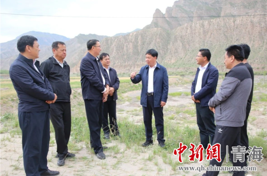 圖為黃南州有關(guān)領(lǐng)導(dǎo)現(xiàn)場踏勘、督導(dǎo)生態(tài)環(huán)保責任落實情況現(xiàn)場。黃宣攝