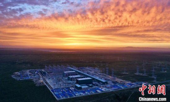 圖為朝霞下的青南換流站?！W(wǎng)青海檢修公司供圖 　　