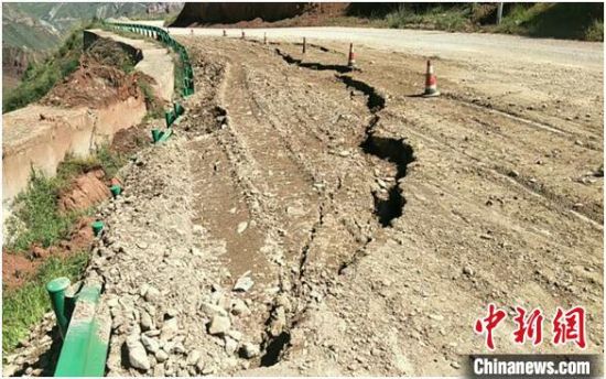 圖為發(fā)生路基下沉滑移險情的路段。果洛公路總段供圖