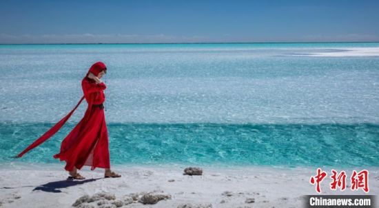 圖為地處柴達(dá)木盆地的東臺(tái)吉乃爾湖。　莫啟明　攝