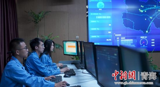 圖為國網(wǎng)青海電力大數(shù)據(jù)中心工作人員正在監(jiān)控綠電相關(guān)數(shù)據(jù)。王國棟攝