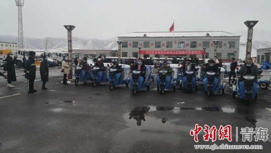 圖為環(huán)衛(wèi)設(shè)施集中發(fā)放儀式現(xiàn)場(chǎng)。甘恩超 攝