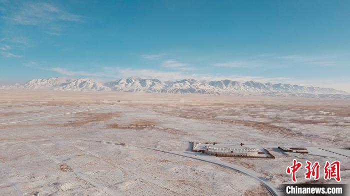 圖為冬季茶卡天空壹號(hào)景區(qū)?！±罱瓕?攝