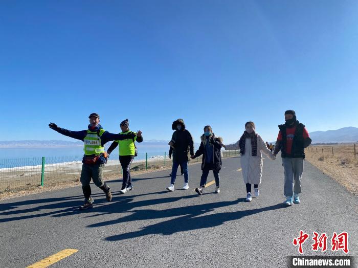 圖為徒步現(xiàn)場?！±罱瓕?攝