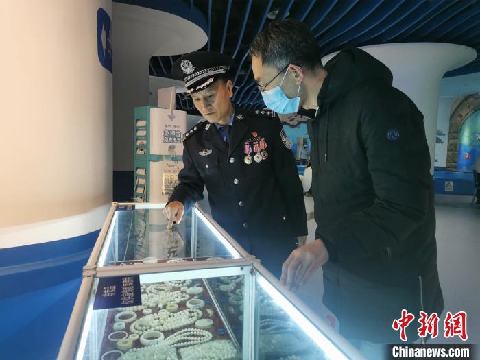 圖為森林警察為游客講解查獲這些象牙制品過(guò)程中發(fā)生的真實(shí)故事?！∥乃碱?攝