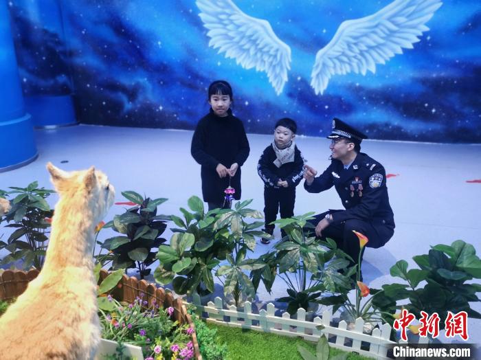 圖為森林警察為小朋友科普野生動(dòng)物保護(hù)知識(shí)?！∥乃碱?攝