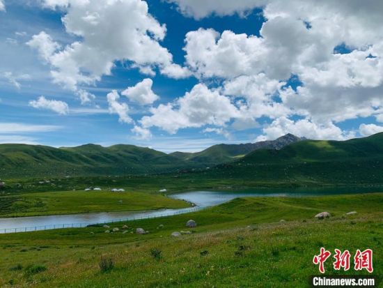 圖為果洛州境內(nèi)的年保玉則。（資料圖）　孫?！z