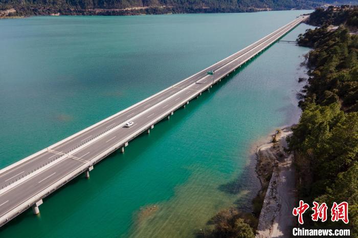 資料圖為西藏拉薩至林芝高等級公路多布湖風光?！〗w波 攝