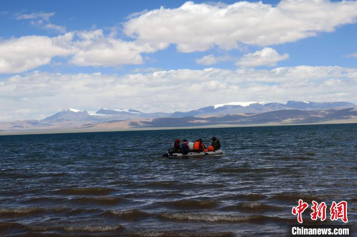 科考隊(duì)員向湖心進(jìn)發(fā)，風(fēng)浪越來越大?！?lt;a target='_blank' ><p  align=