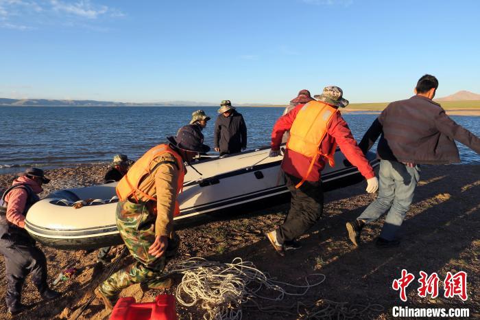 完成達(dá)則錯(cuò)科考任務(wù)，科考隊(duì)員抬充氣快艇上岸?！?lt;a target='_blank' ><p  align=