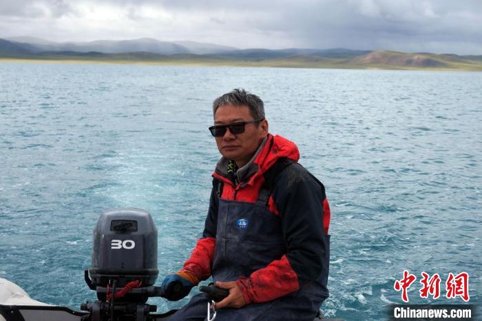 本次科考領(lǐng)隊(duì)、中科院青藏高原所侯居峙研究員駕駛充氣快艇?！?lt;a target='_blank' ><p  align=