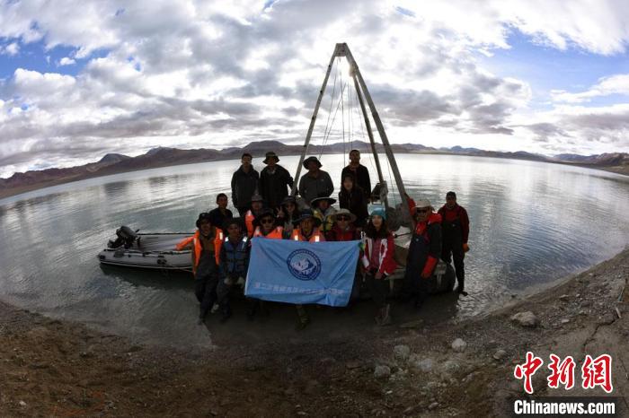 科考隊(duì)員在結(jié)則茶卡湖岸邊合影?！?lt;a target='_blank' ><p  align=