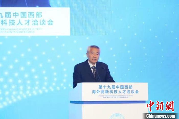 全國(guó)政協(xié)副主席、九三學(xué)社中央常務(wù)副主席邵鴻出席論壇并致辭?！∷拇ㄊ∥y(tǒng)戰(zhàn)部供圖