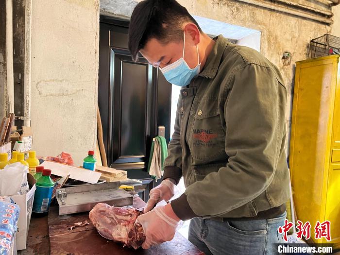 圖為雪豹“奶爸”史壽軍正在準(zhǔn)備投喂雪豹的食材?！●R銘言 攝