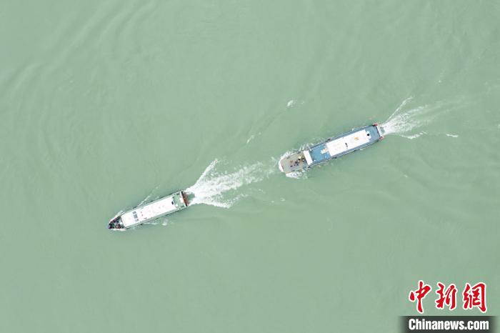 聯(lián)合巡江守護(hù)活動(dòng)現(xiàn)場(chǎng)。　江安縣融媒體中心 攝